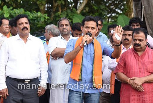 protest against hand over part of burial ground 1